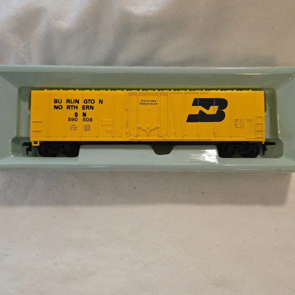 VTG Bachmann 51 Reefer Burlington Northern Yellow HO Scale Train Car 43 1009 03